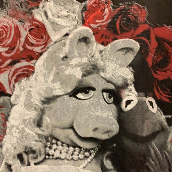 😍 2/$29 Muppets Miss Piggy tee ** ting holes on back neck trim L - Picture 4 of 7